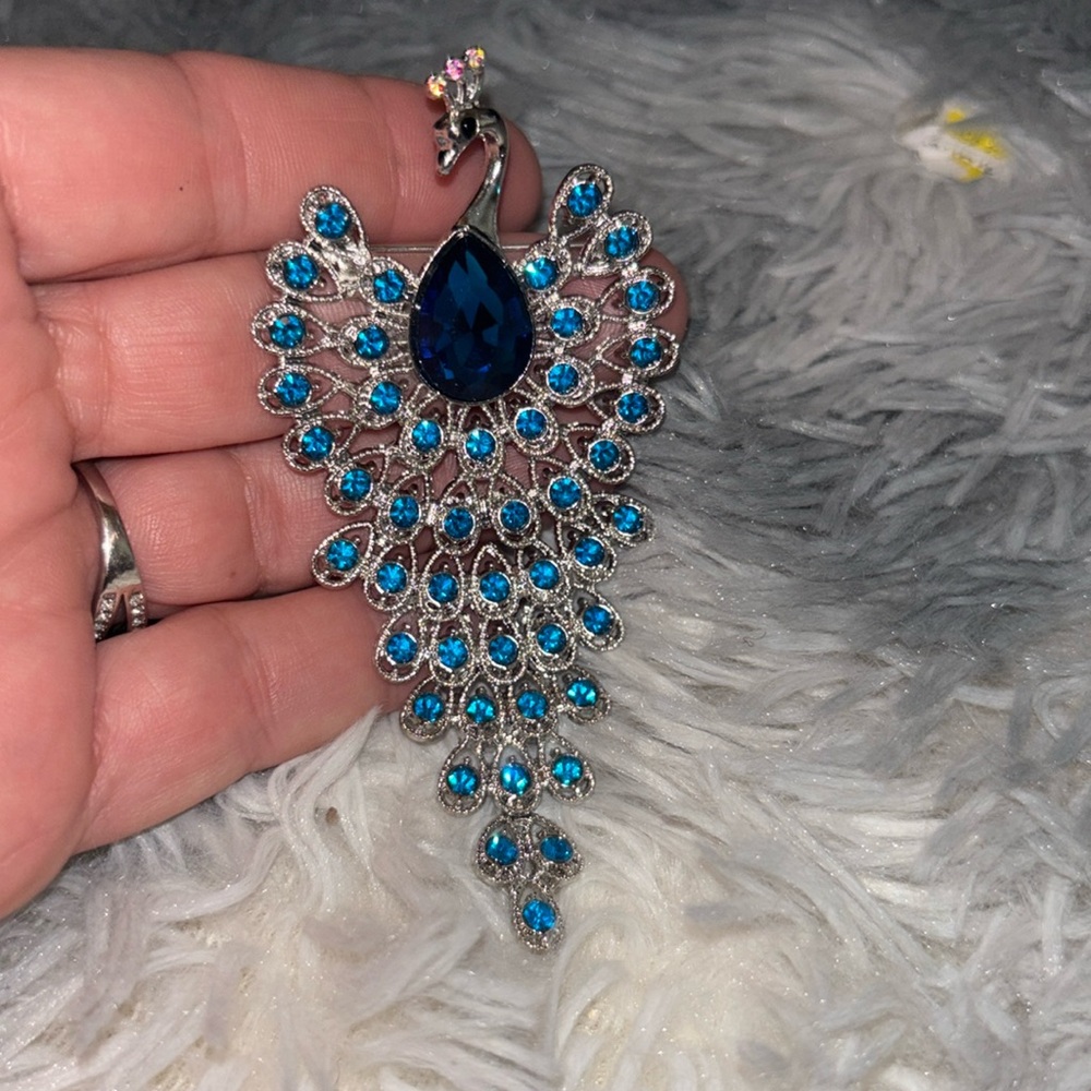 Elegant Silver and Blue Peacock broach pin new